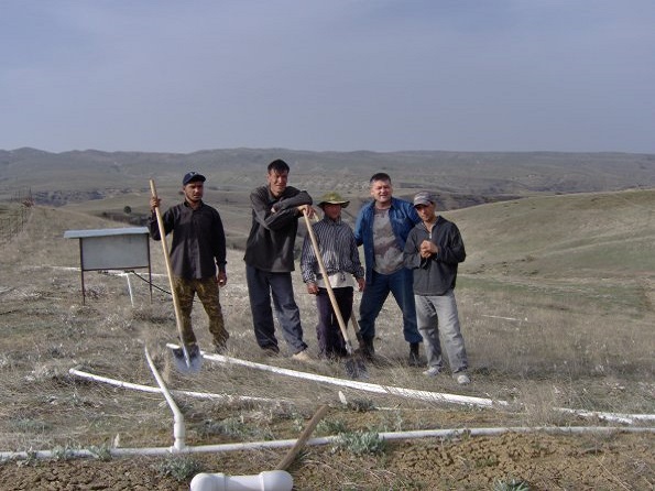2008 04 01 - Starting Season with Helpers in Orchard - 2008_595
