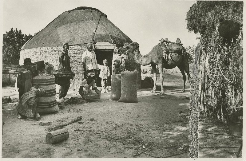 Köşi obasy. Garaöýüniň golaýyndaky maşgala. Panow Iwan Nikolaýewiçiň suraty, 1928
